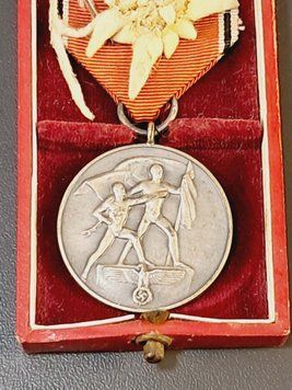 Medal Pamiątkowy 13 Marca 1938 z Szarotką Alpejską &ndash; Medal Anschlussu w Etui