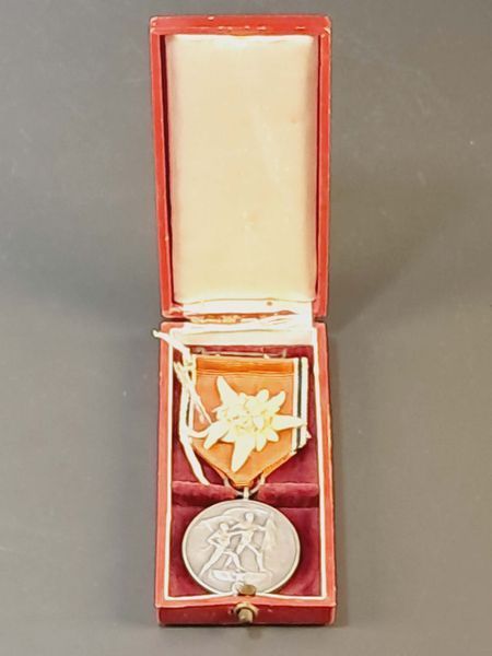 Medal Pamiątkowy 13 Marca 1938 z Szarotką Alpejską &ndash; Medal Anschlussu w Etui