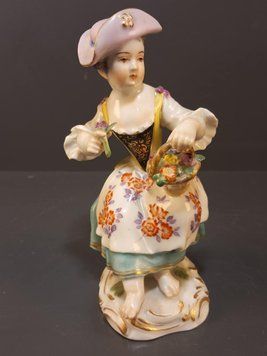 Miśnia (Meissen) &ndash; Figurka &bdquo;Dziewczynka z koszykiem kwiat&oacute;w&rdquo; &ndash; Sygnatura miecze