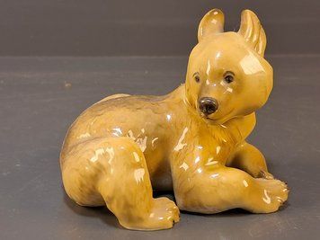 Allach Porcelain &ndash; Sitting Bear Cub &ndash; Model 6 &ndash; Th. K&auml;rner