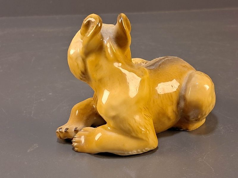 Allach Porcelain &ndash; Sitting Bear Cub &ndash; Model 6 &ndash; Th. K&auml;rner