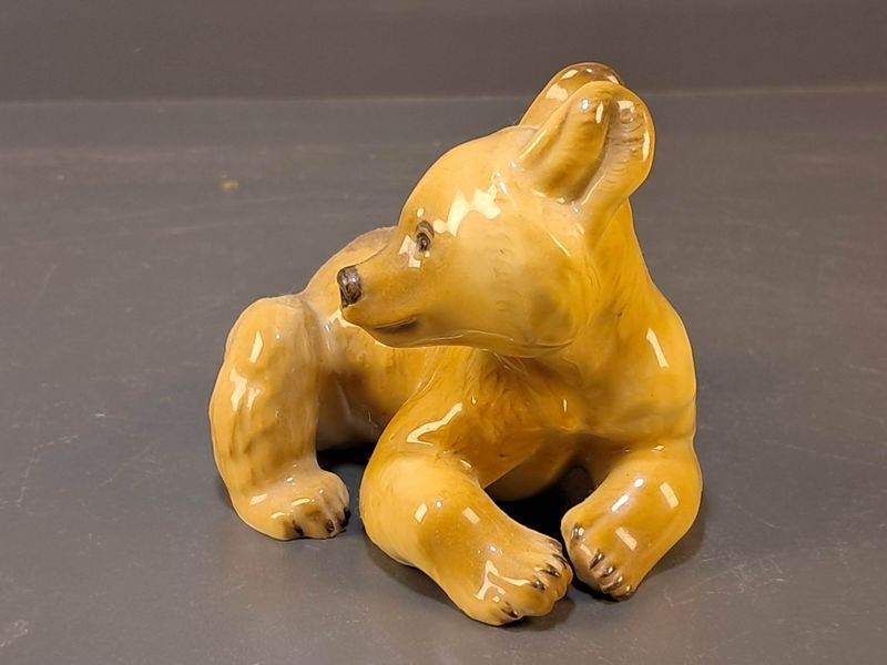 Allach Porcelain &ndash; Sitting Bear Cub &ndash; Model 6 &ndash; Th. K&auml;rner
