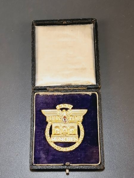Золотой знак Reichskampf 1937 M&uuml;nchen в футляре &mdash; Клеймо Hoffst&auml;tter Bonn &mdash; Гитлерюгенд