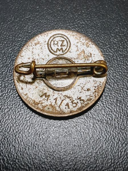 Odznaka Partyjna NSDAP &ndash; Sygnowana RZM M1/153 &ndash; Friedrich Orth Wien