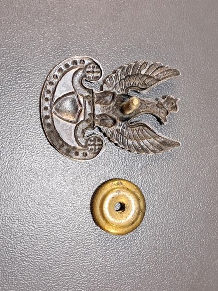 WW2 Polish Eagle Side Cap Badge &ndash; PSZnZ &ndash; British Made (Gaunt)