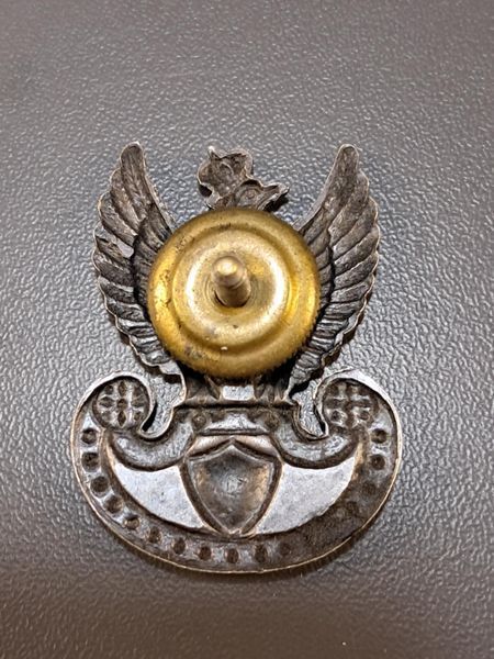 WW2 Polish Eagle Side Cap Badge &ndash; PSZnZ &ndash; British Made (Gaunt)