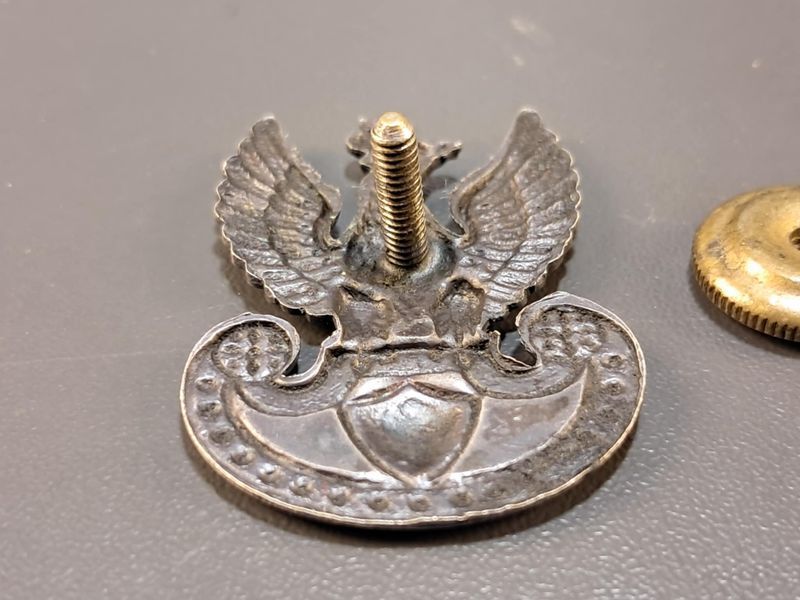 WW2 Polish Eagle Side Cap Badge &ndash; PSZnZ &ndash; British Made (Gaunt)