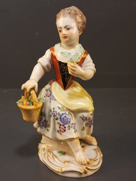 Meissen Porcelain Figurine &ndash; Girl with Fruit Basket &ndash; Model No. 15 &ndash; G&auml;rtnerkind