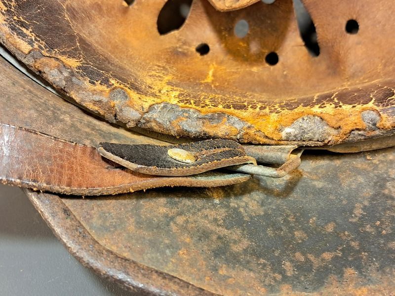 German M40 Helmet SE64 &ndash; Ex-Tropical Camo &ndash; Rare Find