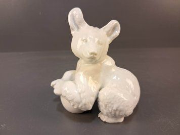 Allach Porzellan Manufaktur, Figurka "Niedźwiedź z piłką" (B&auml;r mit Kugel), Model nr 9