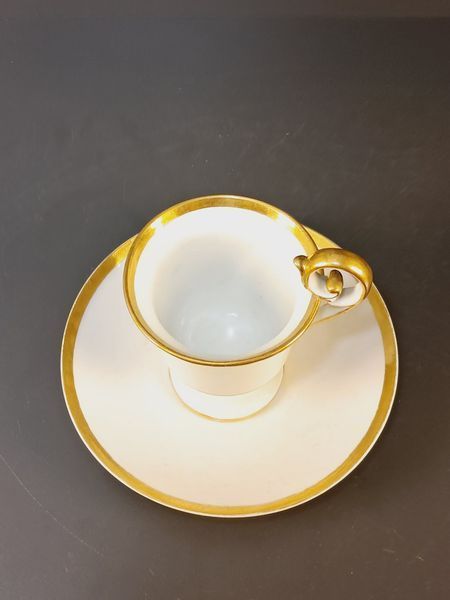 Filiżanka Biedermeier Meissen &ndash; Medalion z Biskwitu (Styl Wedgwood / Blue Jasper)