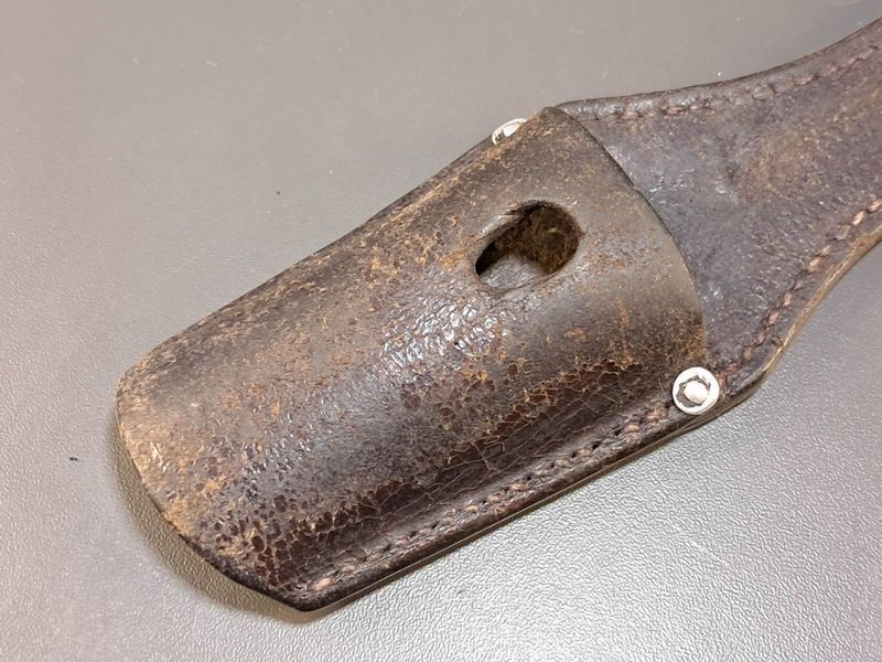Немецкая лопасть (жабка) для штыка Mauser K98 &mdash; Черная кожа