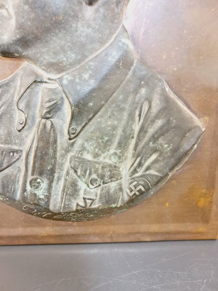 Niemiecka Plakieta Ścienna NSDAP &ndash; Płaskorzeźba Adolf Hitler z Podpisem &ndash; Okres 1933&ndash;1945