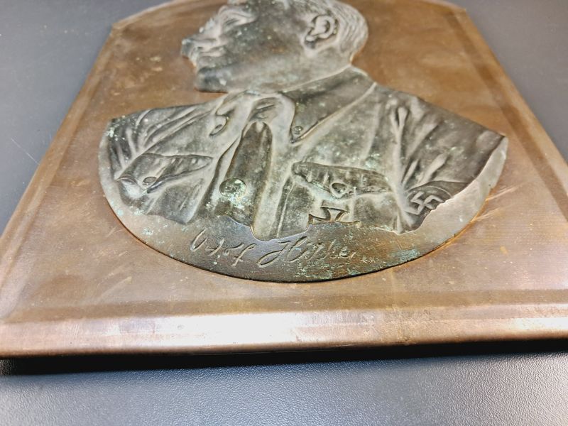 Niemiecka Plakieta Ścienna NSDAP &ndash; Płaskorzeźba Adolf Hitler z Podpisem &ndash; Okres 1933&ndash;1945