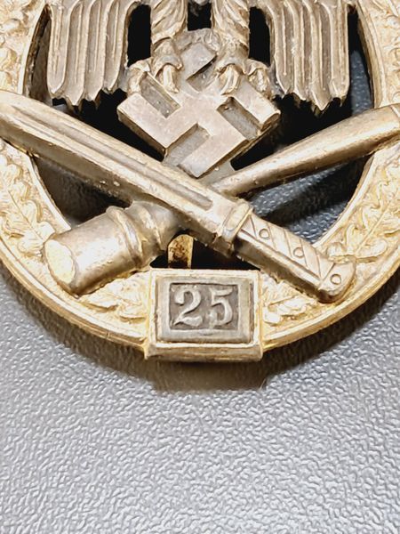 General Assault Badge for 25 Days &ndash; Marked JFS &ndash; Josef Feix S&ouml;hne