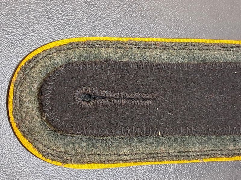 Pair of Waffen-SS NCO Shoulder Boards &ndash; Signals (Nachrichten) &ndash; Yellow Piping