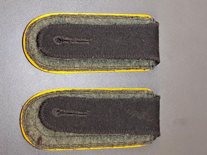 Pair of Waffen-SS NCO Shoulder Boards &ndash; Signals (Nachrichten) &ndash; Yellow Piping