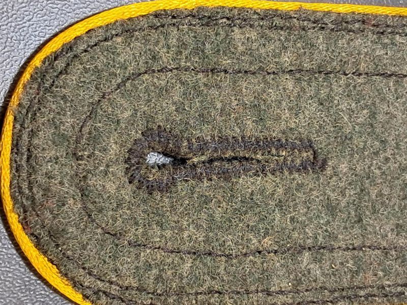 Pair of Waffen-SS NCO Shoulder Boards &ndash; Signals (Nachrichten) &ndash; Yellow Piping