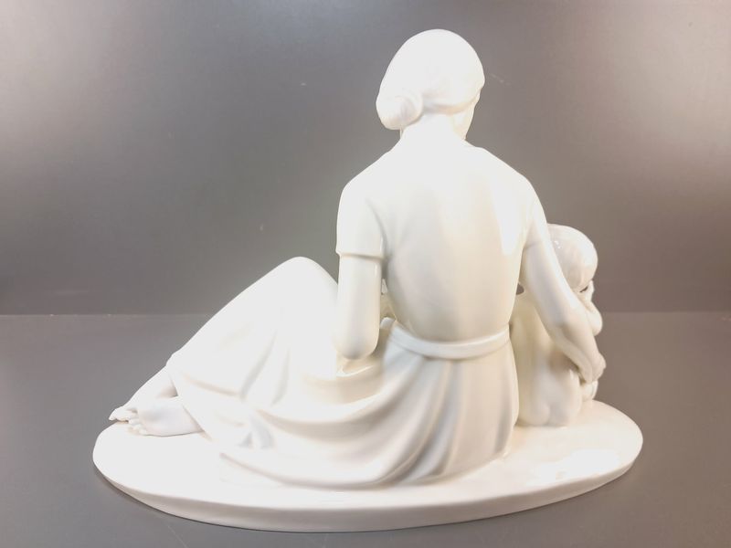 Allach Porcelain Figurine &ndash; Mother with Child (Mutter mit Kind) &ndash; P. Horn Design No. 98