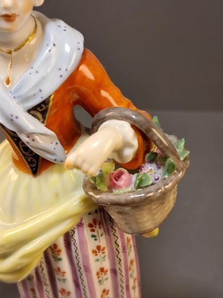 Figurka Miśnia model 60227 &ndash; Dziewczyna z koszami kwiat&oacute;w &ndash; Meissen