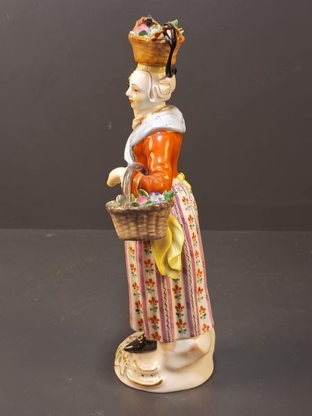 Figurka Miśnia model 60227 &ndash; Dziewczyna z koszami kwiat&oacute;w &ndash; Meissen