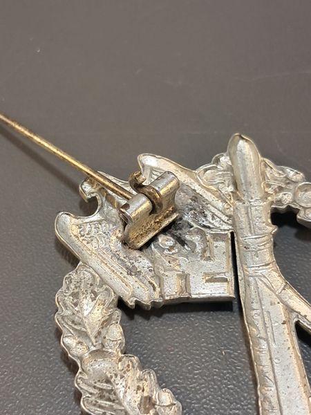 Silver Infantry Assault Badge &ndash; Hollow Back