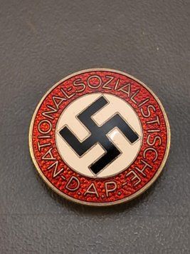 Odznaka NSDAP typu &bdquo;Guzik do klapy&rdquo; &ndash; Sygnowana RZM M1/8 &ndash; Ferdinand Wagner Pforzheim